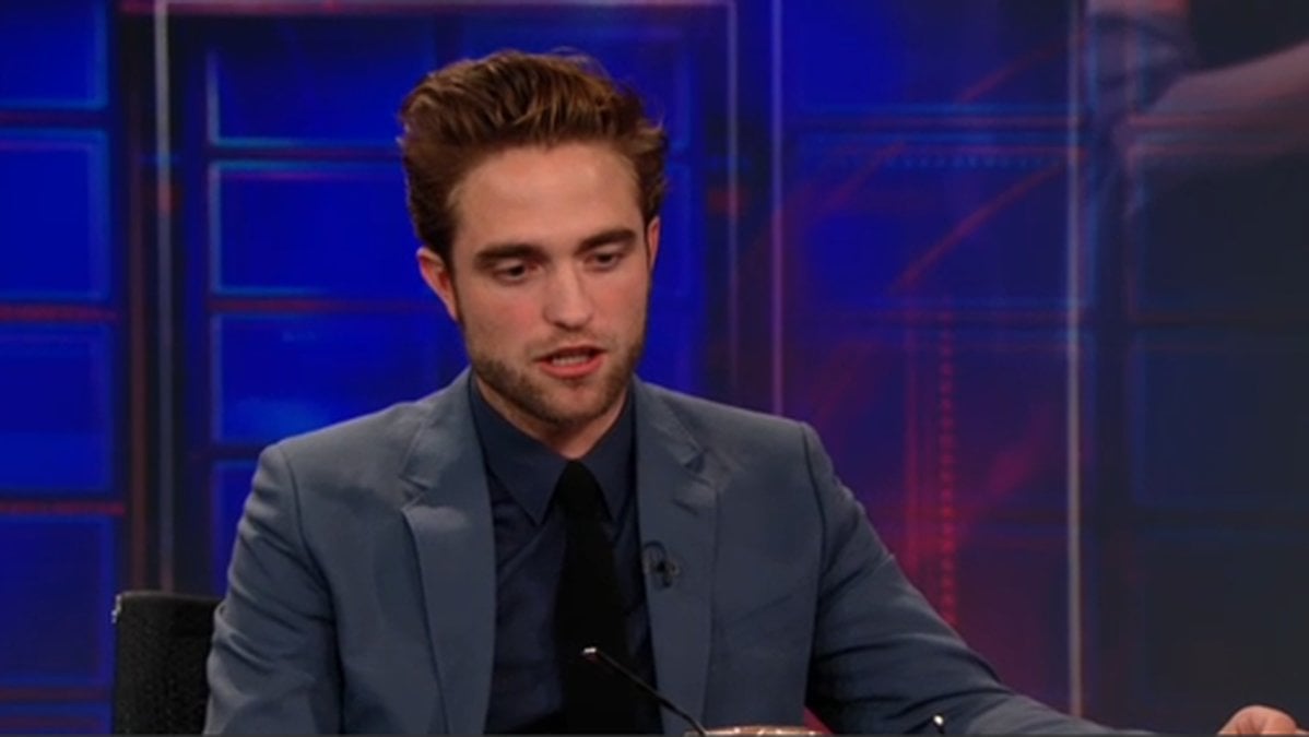 Robert Pattinson gästade Jon Stewarts Daily Show – och han dissade inte ex-flickvännen Kristen Stewart. 